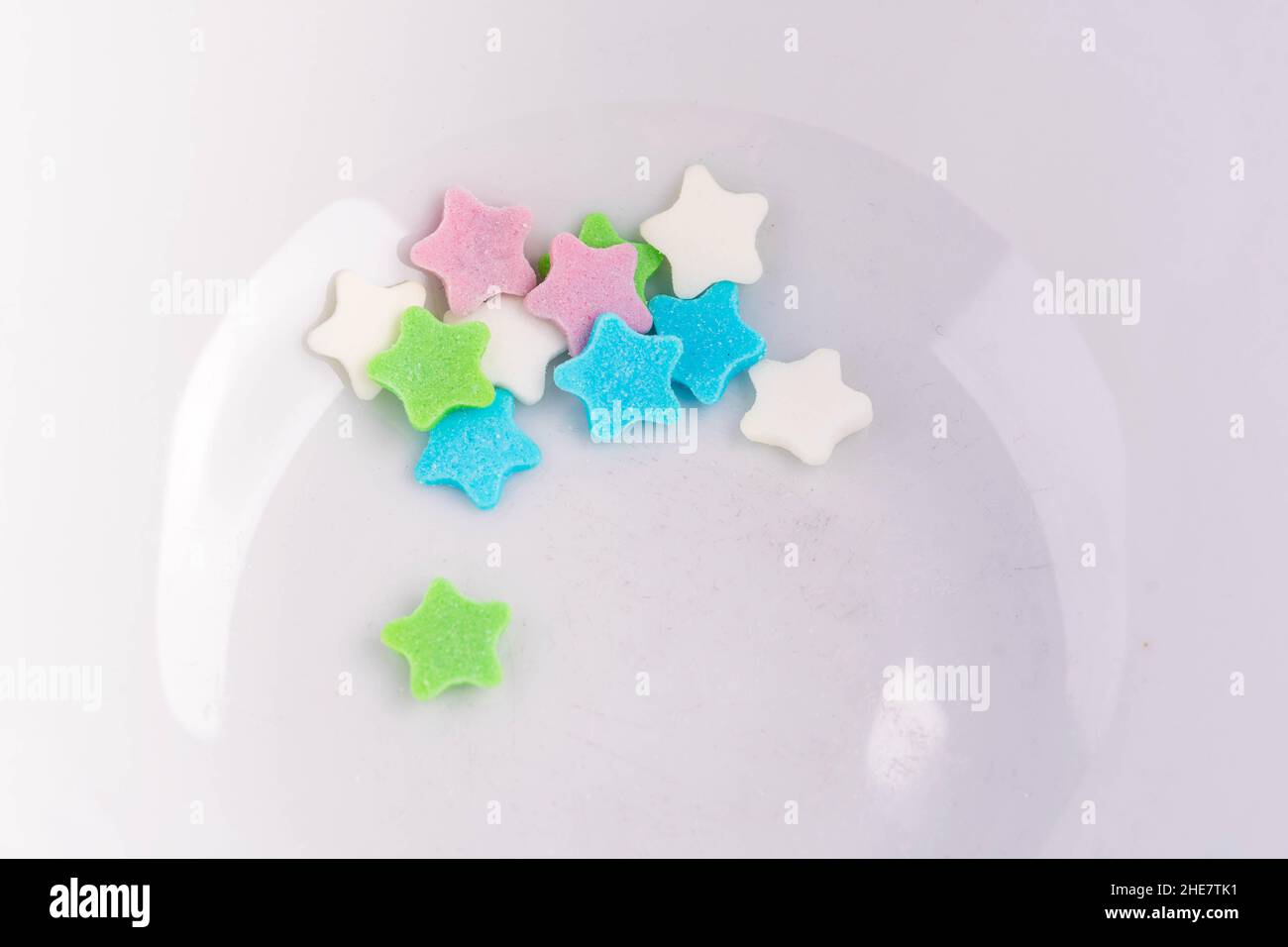 Bunte süße Sterne als Kuchendekoration Stockfoto