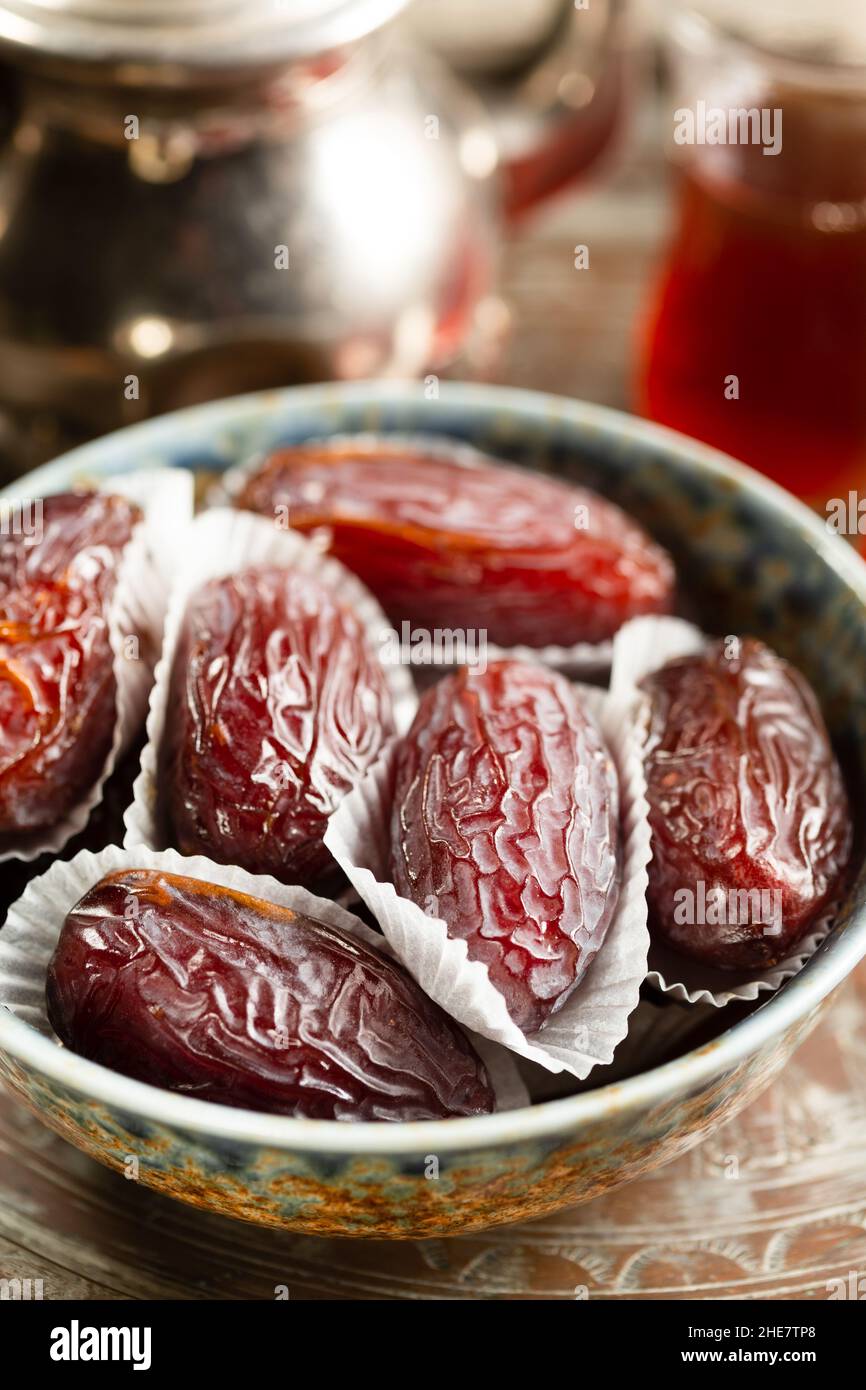 Medjool Dates in Papierkisten Stockfoto