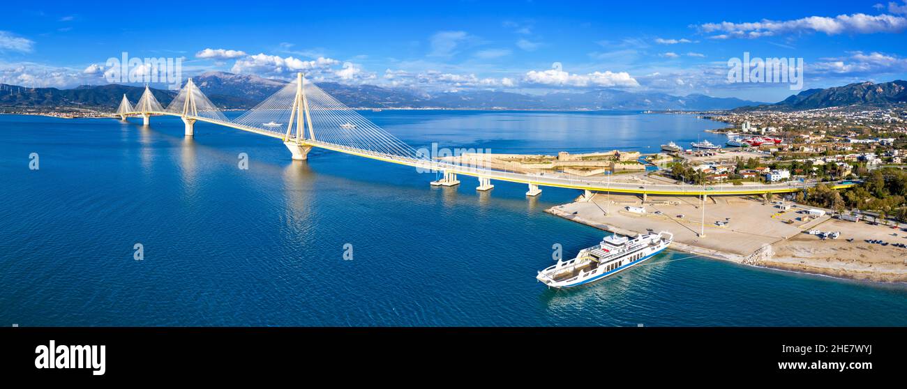 Die Rio-Antirrio-Brücke, offiziell die Charilaos Trikoupis-Brücke, die längste mehrspannige Kabelbrücke Griechenlands. Stockfoto