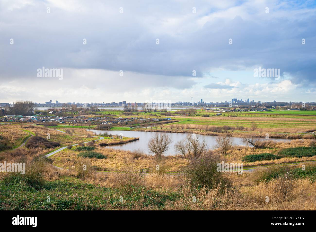 Blick von einem kleinen Hügel im Freizeitpark 'Buytenpark' in Zoetermeer, Niederlande. Am Horizont ist die Haager Skyline zu sehen. Stockfoto