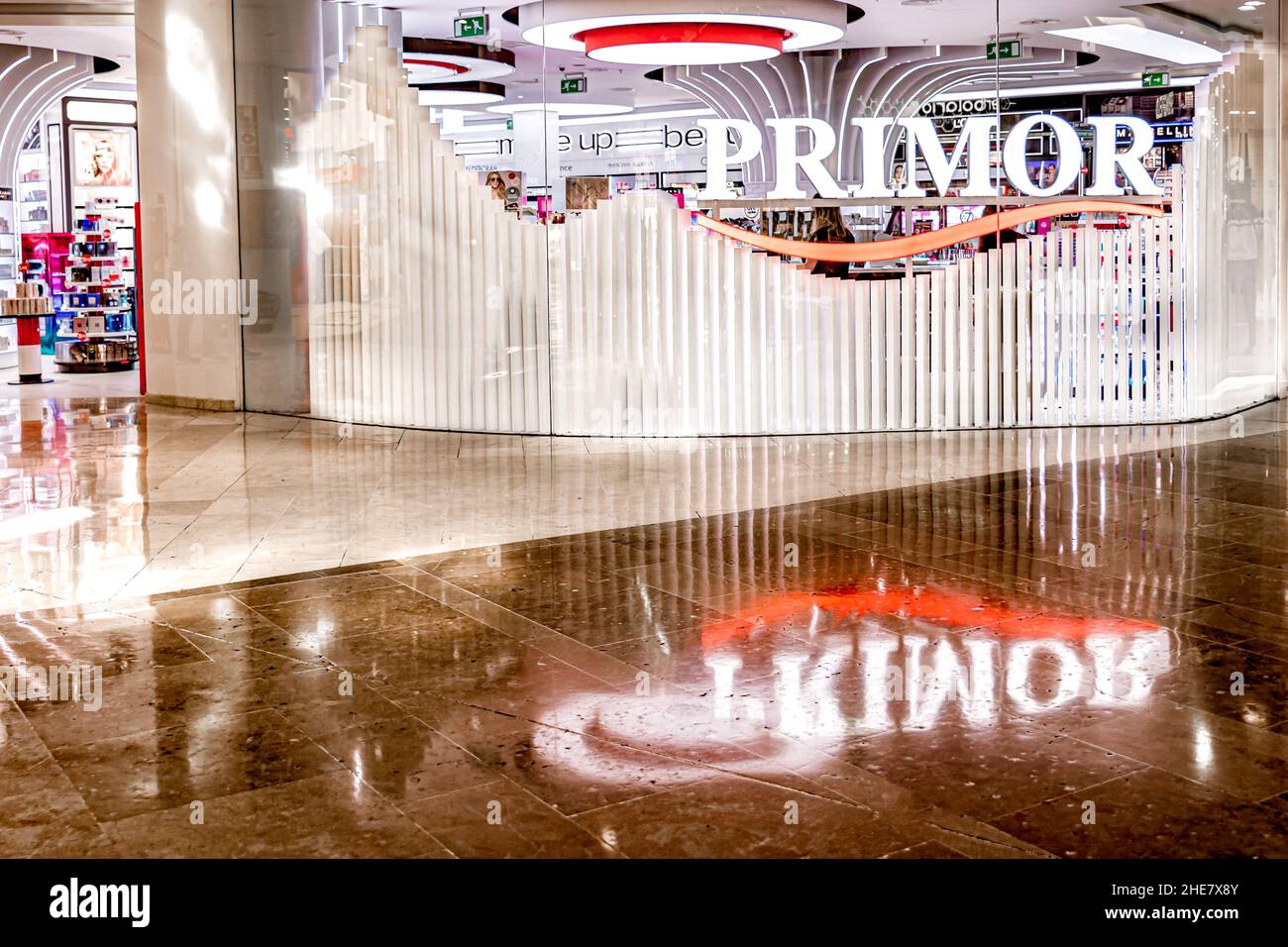 Madrid, Spanien - 9. November 2021: Primor Friseur und Schönheitsshop in Madrid Stockfoto