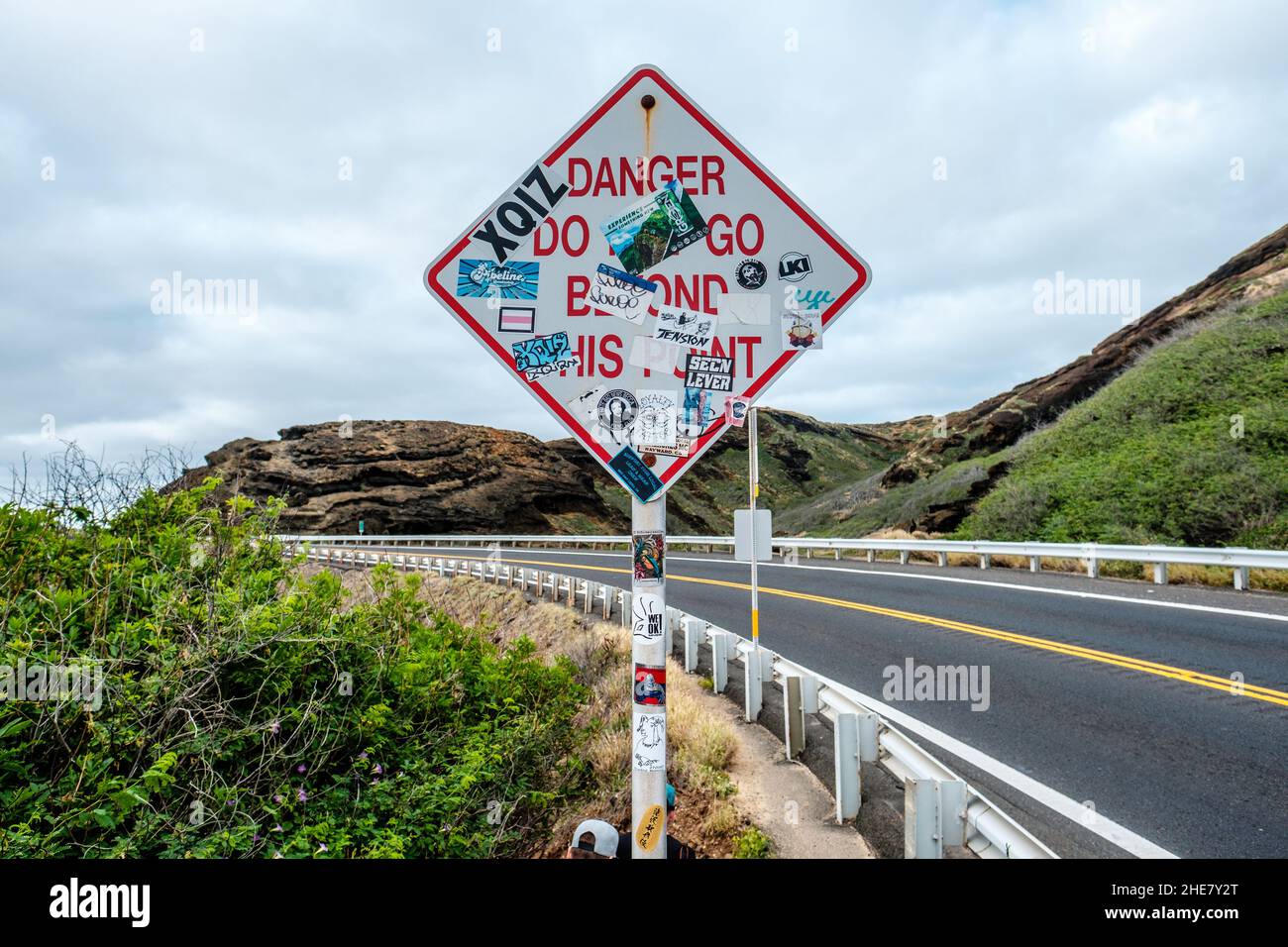 Nahaufnahme eines Straßenschildes in der Nähe einer Straße in Kapstadt in Südafrika Stockfoto