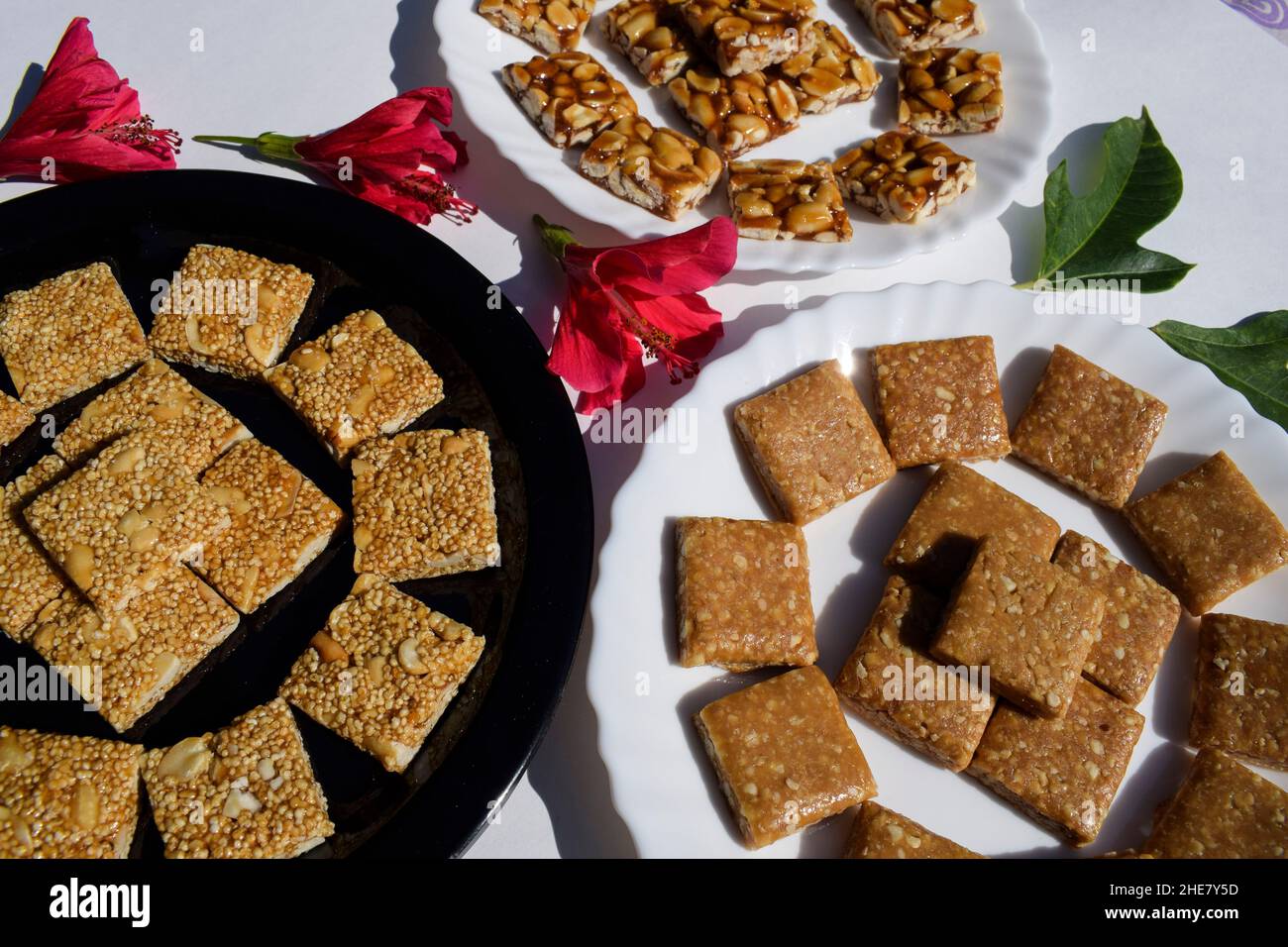 Leckere indische sankranti spezielle Süßigkeiten Chiiki. Drei Arten von Chikkis wie Erdnuss, Rajgira oder Amaranth und zerkleinerte Erdnuss Chikki Bars Stockfoto