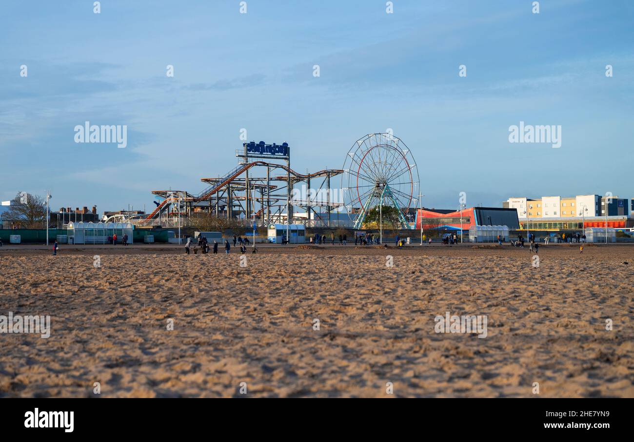 Jahrmarkt, Achterbahn und Riesenrad in Skegness, Lincolnshire, Großbritannien Stockfoto