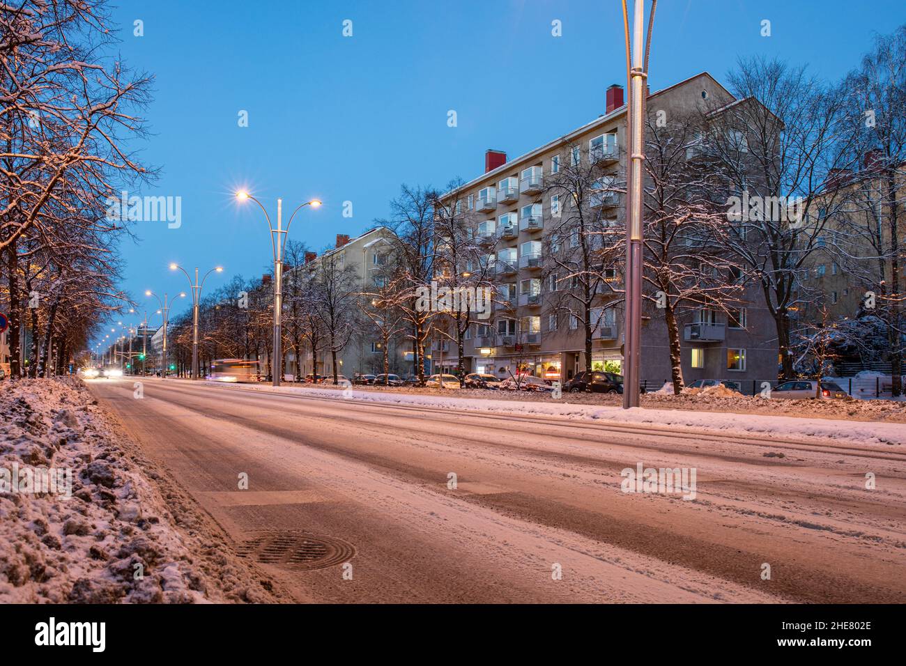 Huopalahdenkatu bei Dämmerung im Munkkiniemi-Viertel von Helsinki, Finnland Stockfoto