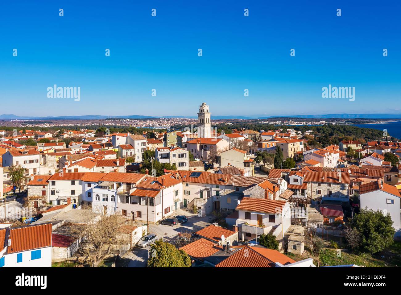 Eine Luftaufnahme von Premantura, im Hintergrund ist Medulin Stadt, Istrien, Kroatien Stockfoto