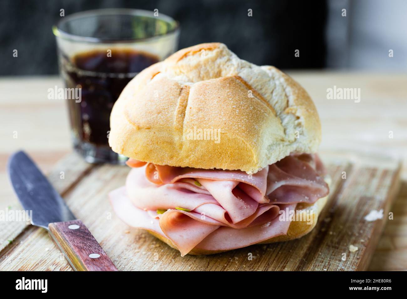 Mortadella Sandwich auf Schneidebrett Nahaufnahme Stockfoto