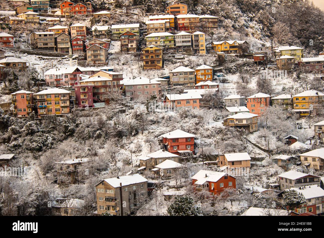 Winter in Slums. Schnee und Häuser Stockfoto