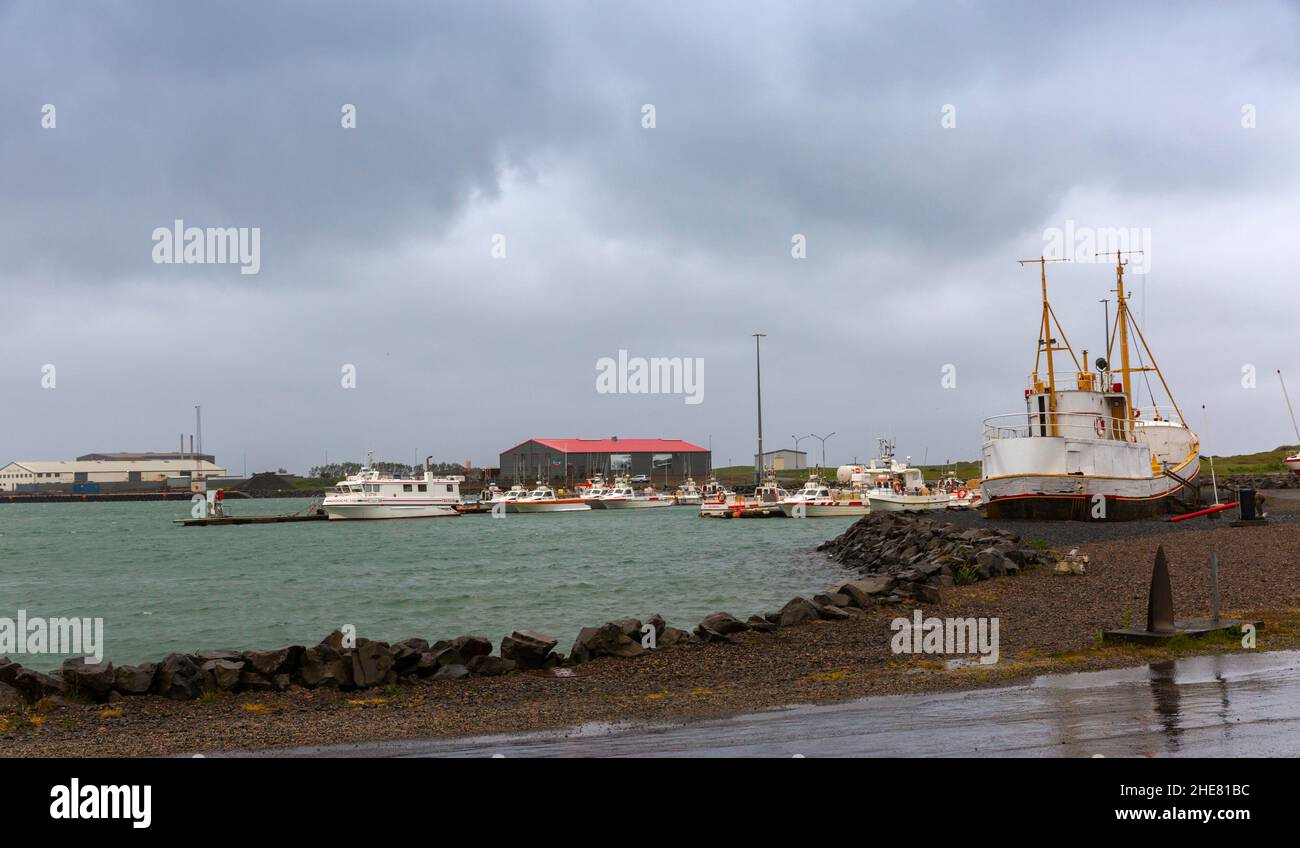 Regentag an einem isländischen Hafen. Im Süden Islands. Stockfoto