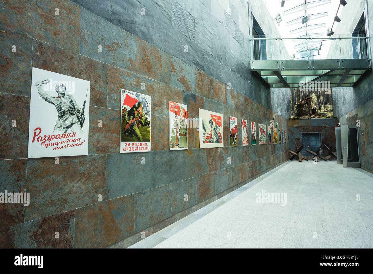 Die Ausstellung Von Waffen Und Ausrüstung Im Weißrussischen Museum Des Großen Vaterländischen Krieges. Minsk, Weißrussland Stockfoto