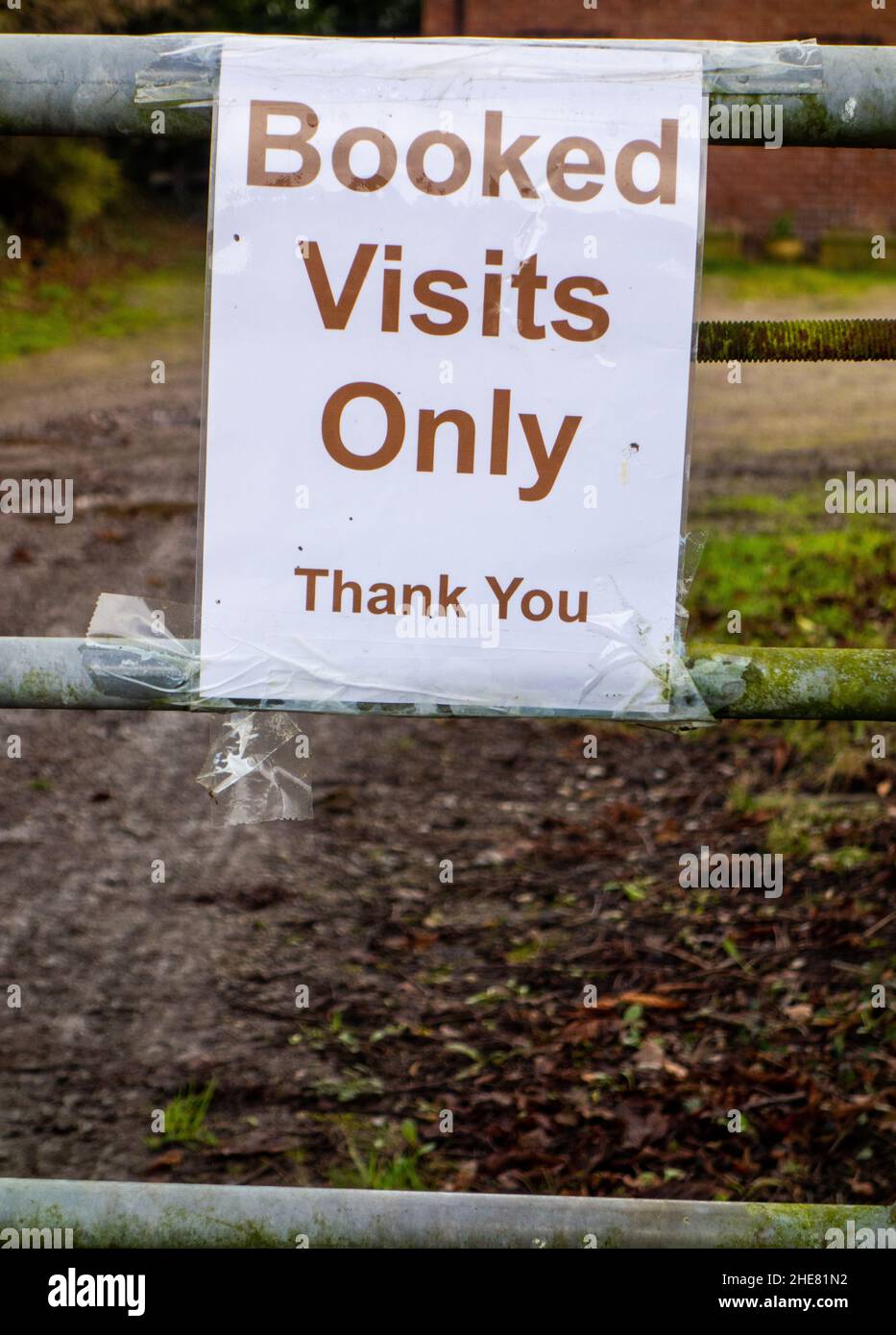 Sign Saying buchte während der Pandemie 19 nur Besuche in einem Töpferei-Zentrum in Hassall Green-Hesshire Stockfoto