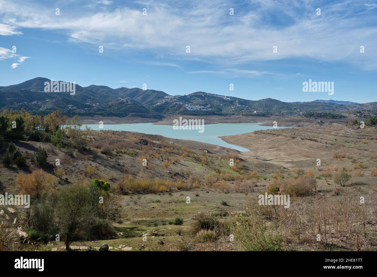 Der Stausee des Embalse de La Viñuela bei niedrigem Wasserstand (27 hm3 - 16,36 %). La Axarquia, Provinz Malaga, Andalusien, Spanien. Stockfoto