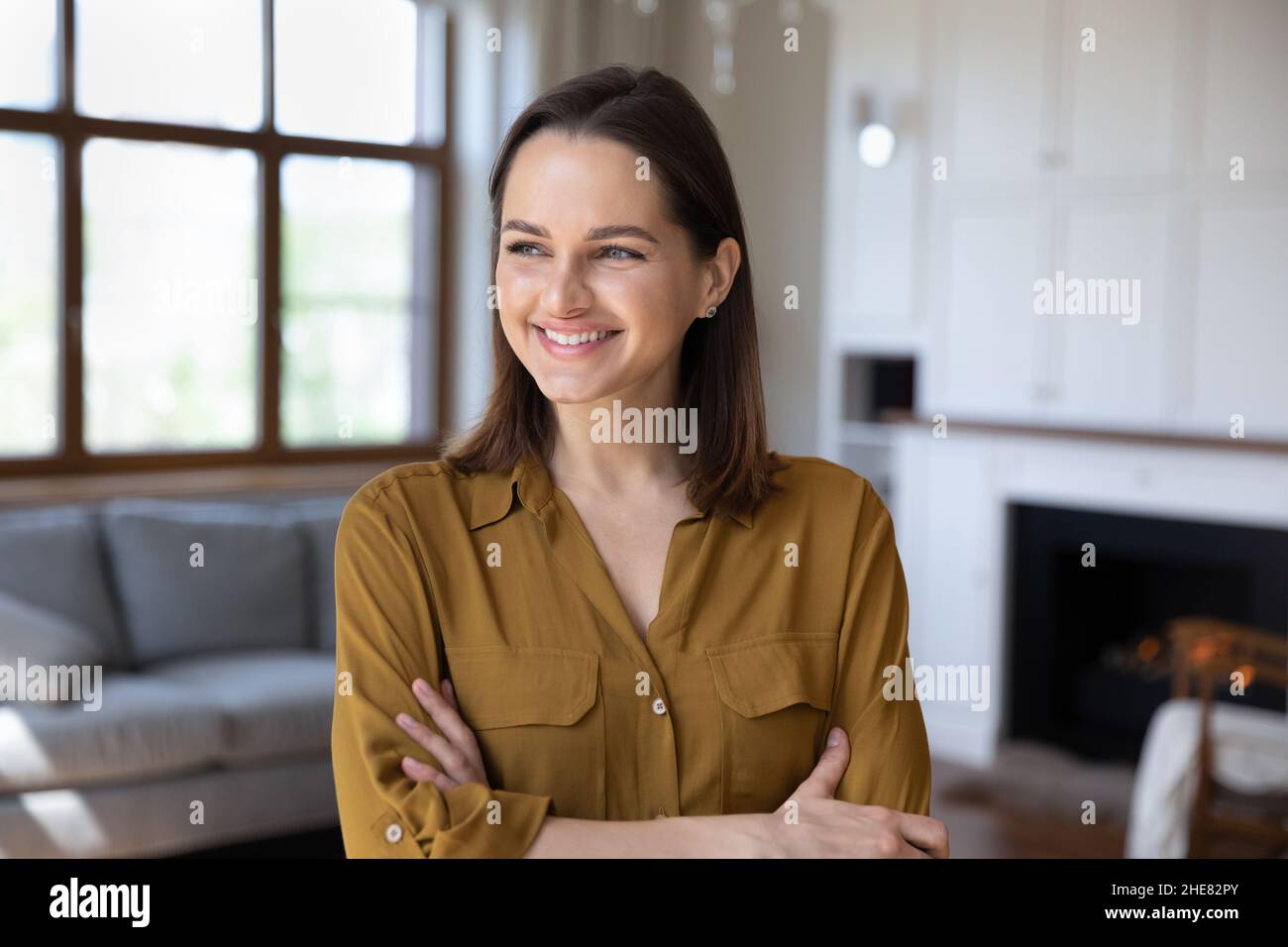 Glückliche selbstbewusste Hausmieterin, die es genießt, zu Hause zu sein Stockfoto