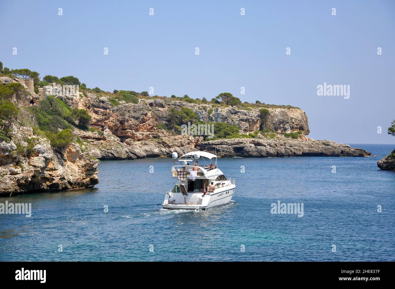 Boot verlässt Hafen, Cala Figuera, Santanyi Gemeinde, Mallorca (Mallorca), Balearen, Spanien Stockfoto