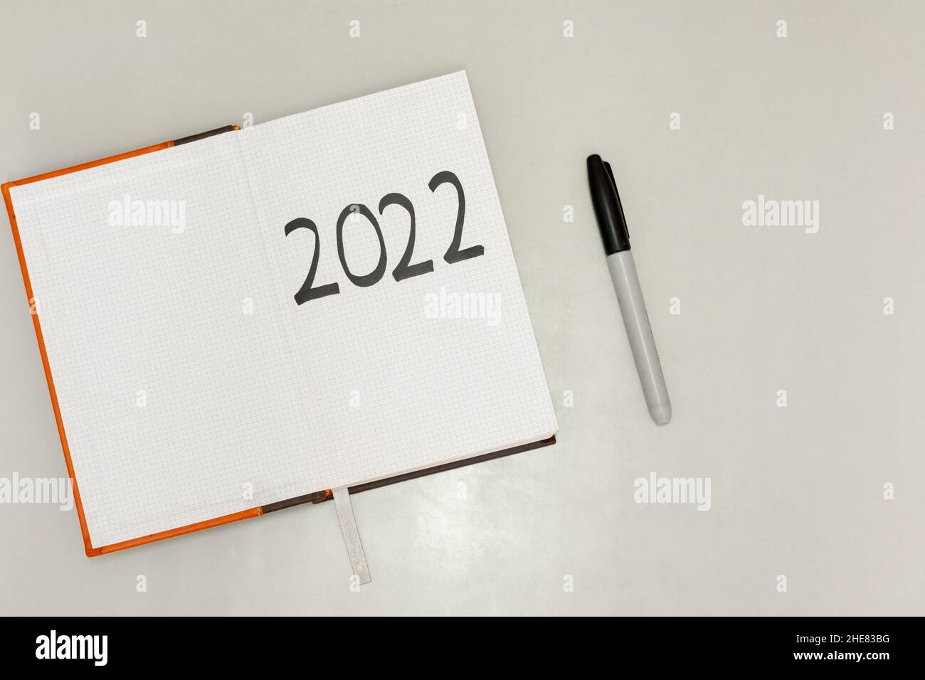 Jahresziele 2022 auf dem Schreibtisch. 2022 Torliste mit Notizbuch, Kaffeetasse, Pflanze auf Holztisch. Resolutionen, Plan, Ziele, Maßnahmen, Checkliste, Idee Stockfoto