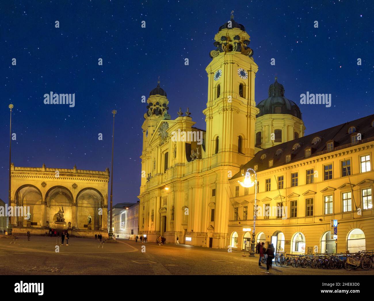Feldherrnhalle und Theatinerkirche bei Nacht, München, Bayern, Deutschland Stockfoto