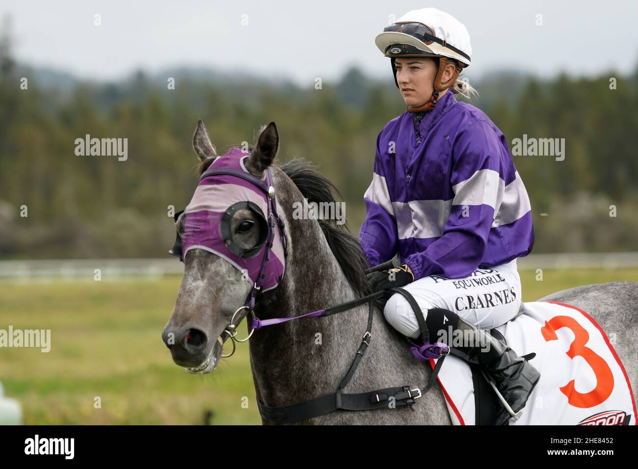 KUMARA, NEUSEELAND, 8. JANUAR 2022; Jockey Courtney Barnes erwärmt ihr Reittier vor einem Rennen beim Gold Nuggets Wettbewerb auf der Kumara Race Track, 8. Januar 2022 . Stockfoto