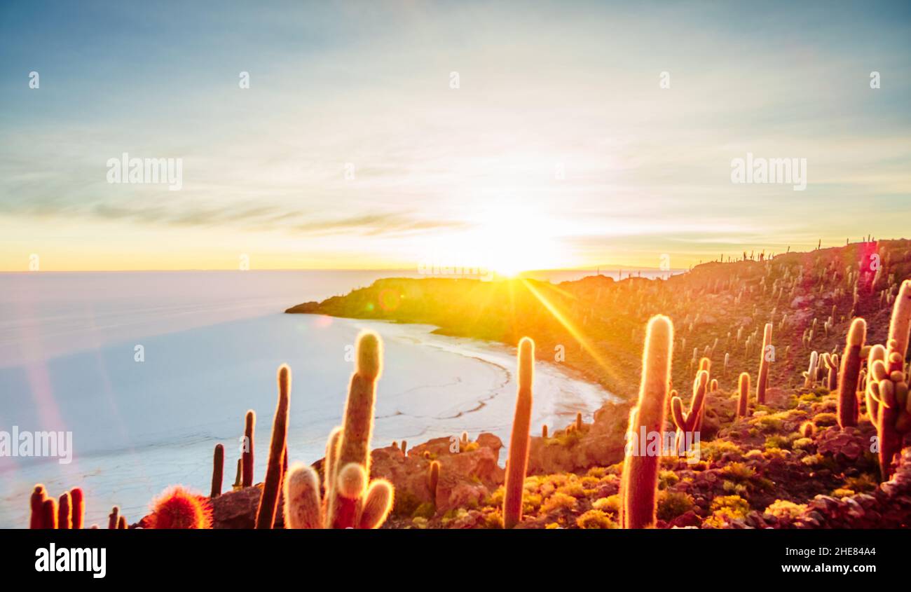 Blick auf den Sonnenaufgang über der Insel Incahuasi durch Salzsee Uyuni in Bolivien Stockfoto