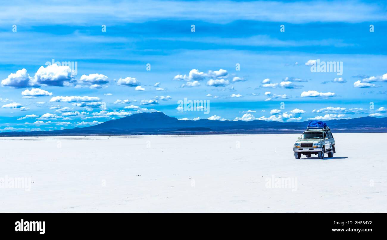 Geländewagen im Salar de Uyuni ist die größte Salzfläche der Welt - Altiplano, Bolivien, Südamerika Stockfoto