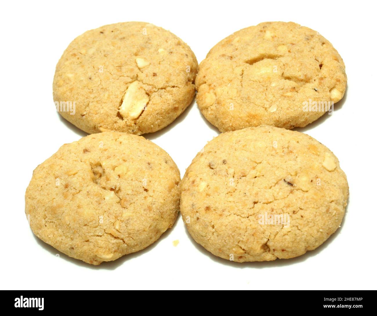 Kekse, die mit Erdnusspulver, Cashewnüssen, Weizenpulver und Butter auf weißem Hintergrund hausgemacht sind. Stockfoto