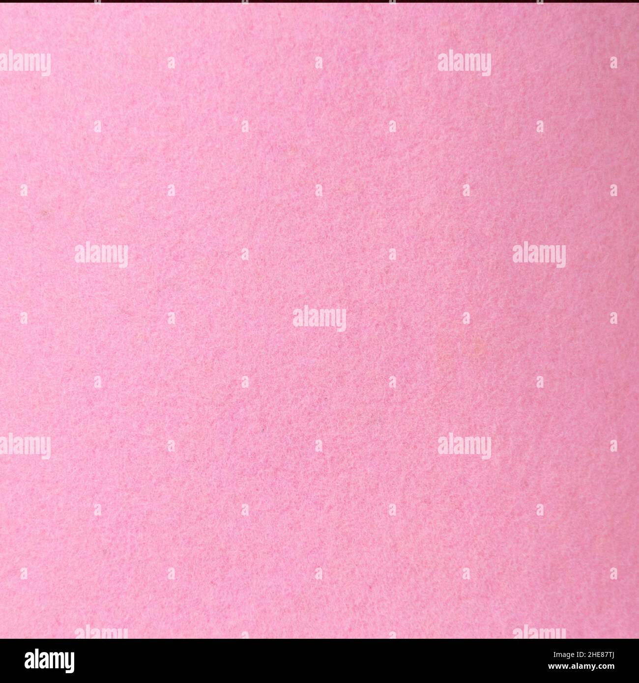Fragment aus synthetischem dichtem und glattem sehr dunkelrosa Material Stockfoto