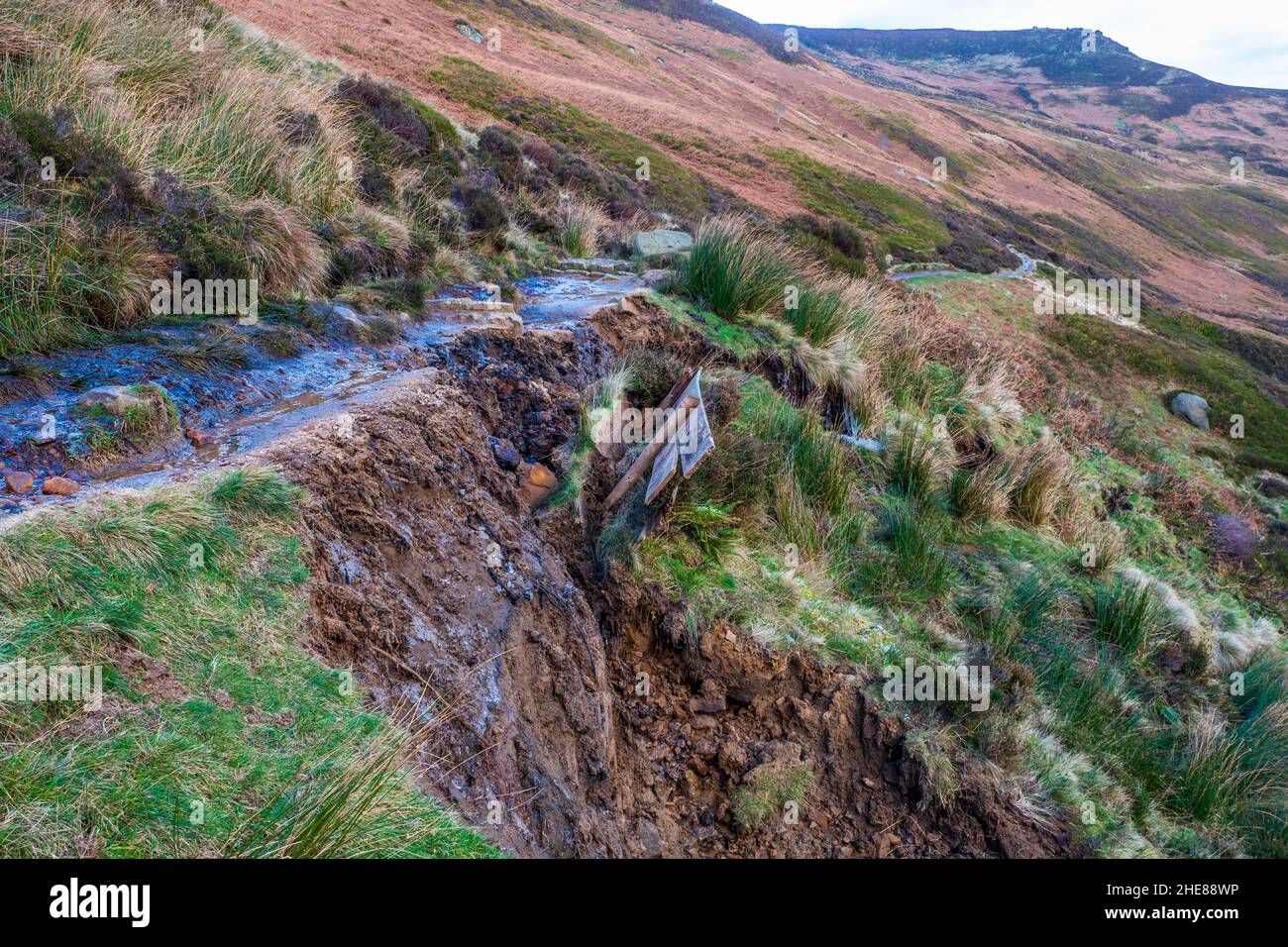 Ein erodierter und eingestürzter Fußweg an den Hängen des Kinder Scout, Peak District National Park Stockfoto