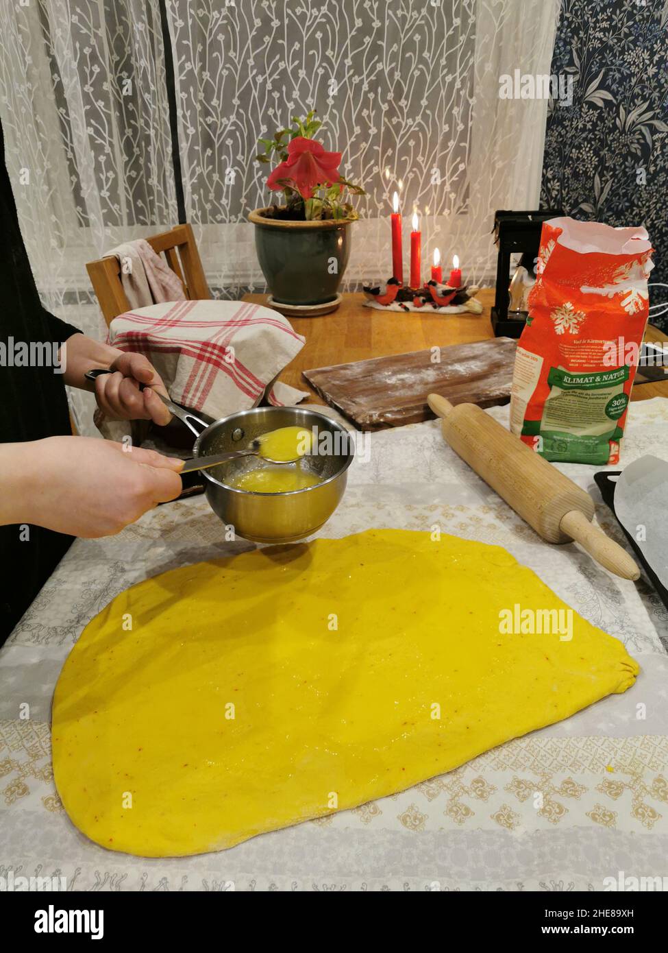 Safran-Brötchen im Küchenhintergrund, schwedische Tradition Stockfoto