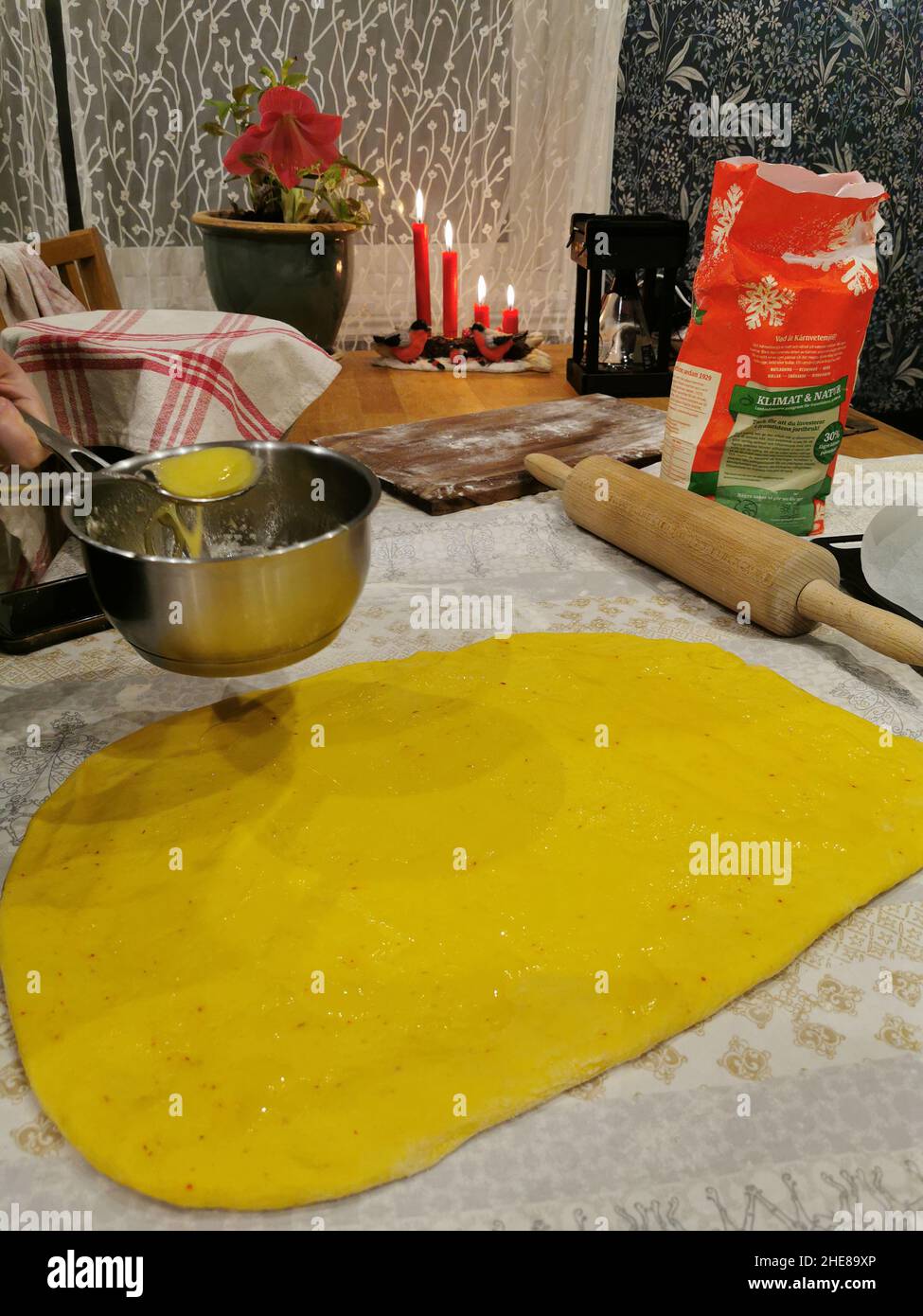 Safran-Brötchen im Küchenhintergrund, schwedische Tradition Stockfoto