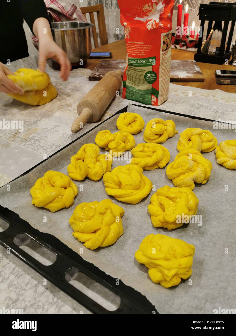 Safran-Brötchen im Küchenhintergrund, schwedische Tradition Stockfoto