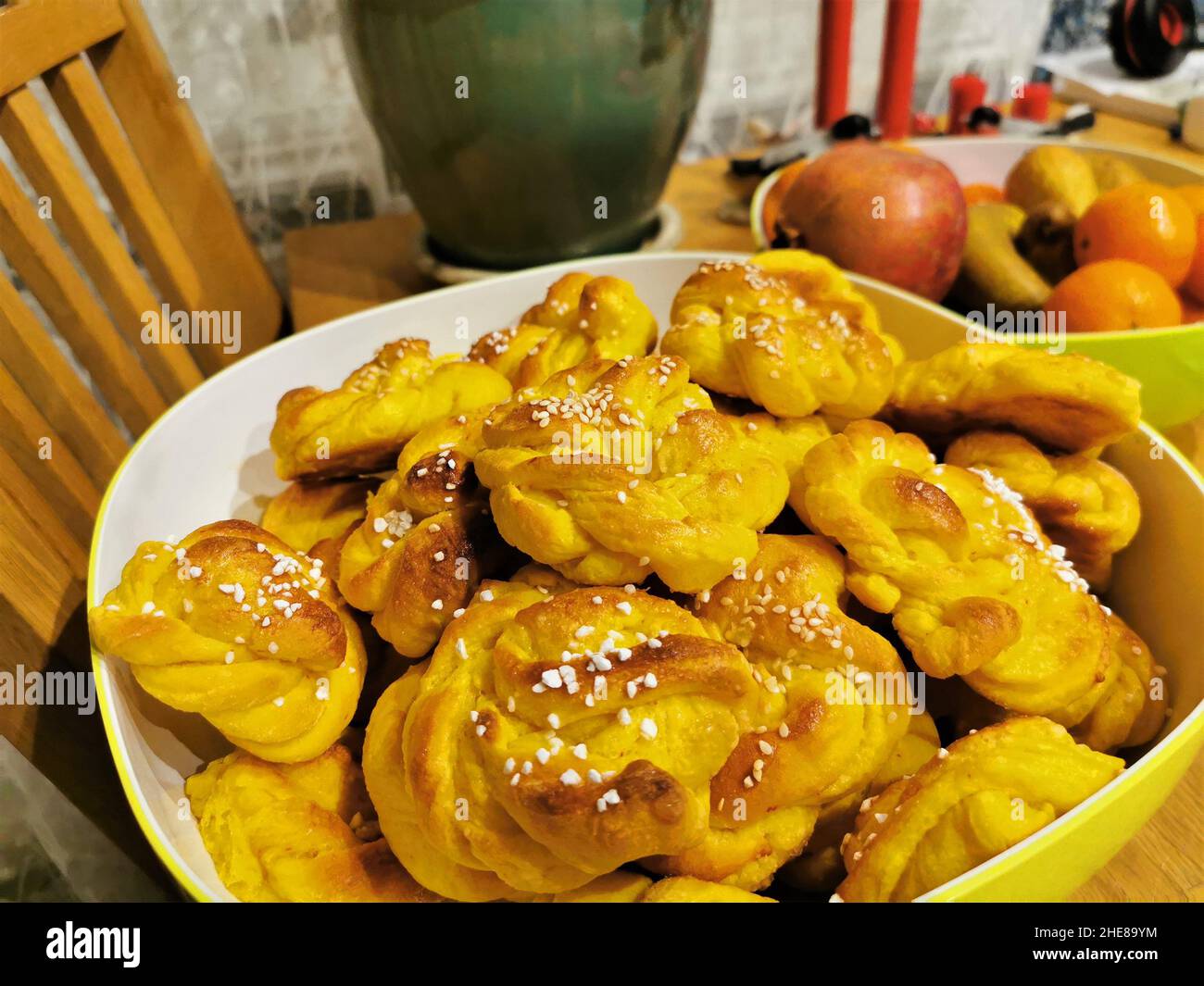 Safran-Brötchen im Küchenhintergrund, schwedische Tradition Stockfoto