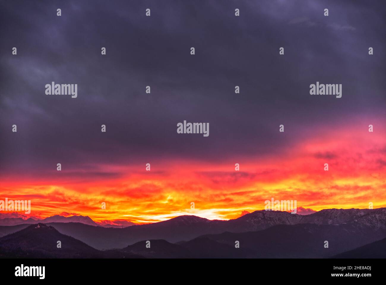 Feuriger Sonnenuntergang hinter den Bergen Stockfoto