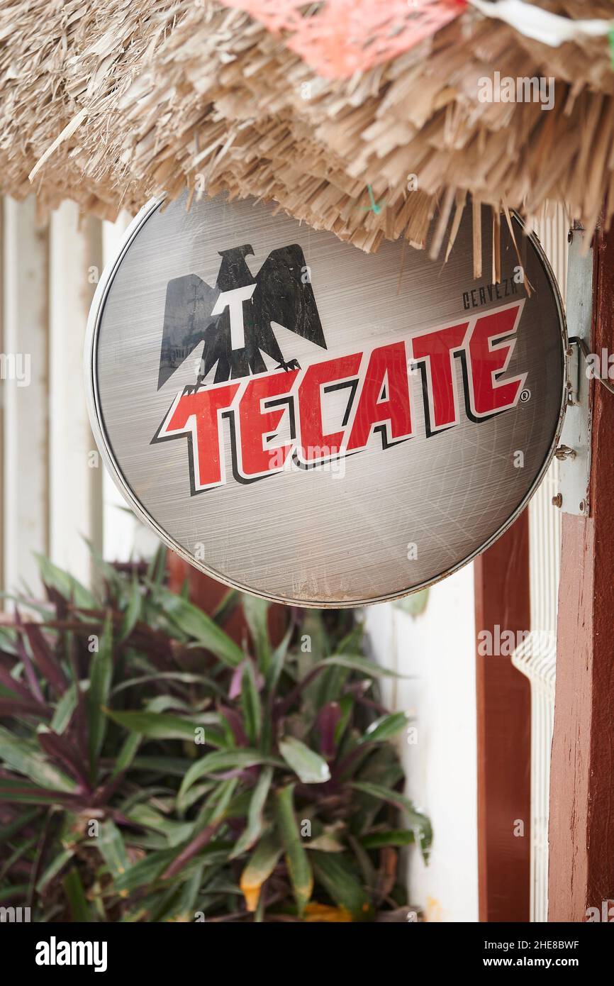 Tecate Bierschild vor einem Restaurant in Chiquila, Mexiko Stockfoto