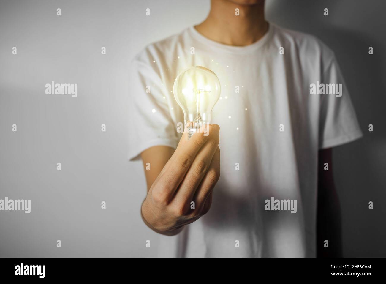 Eine Hand halten Glühbirne. Geschäftsidee Konzept. Stockfoto