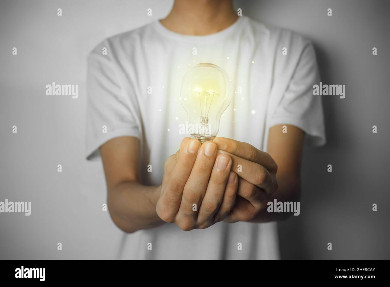Hände halten Glühbirne. Geschäftsidee Konzept. Stockfoto