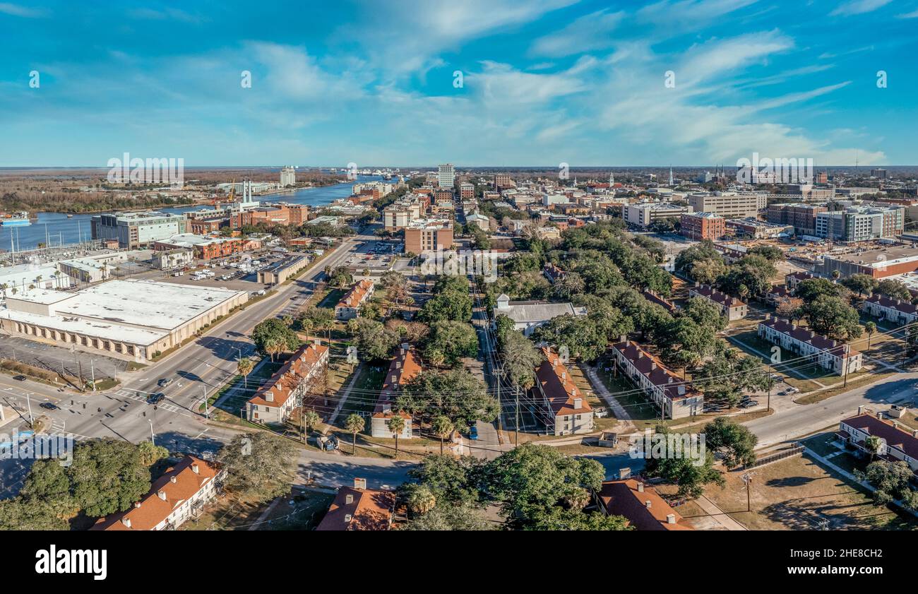 Downtown Savannah Georgia Luftaufnahme mit blauem Himmel Stockfoto
