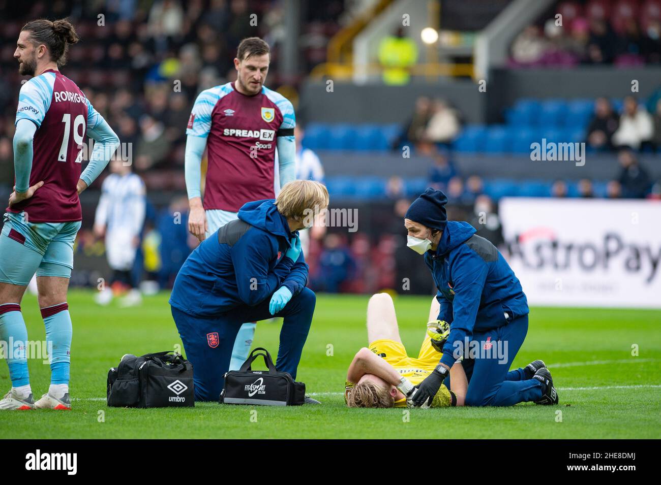 BURNLEY, GROSSBRITANNIEN. JAN 8th Ryan Schofield aus Huddersfield Town wird am Samstag, dem 8th. Januar 2022, beim FA Cup-Spiel zwischen Burnley und Huddersfield Town in Turf Moor, Burnley, durch Nicholk Bilokapic aus Huddersfield Town aus der Verletzungsgefahr abgelöst. (Kredit: Pat Scaasi | MI Nachrichten) Kredit: MI Nachrichten & Sport /Alamy Live Nachrichten Stockfoto