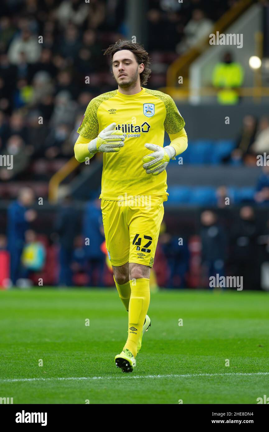 BURNLEY, GROSSBRITANNIEN. JAN 8th Ryan Schofield aus Huddersfield Town wird am Samstag, dem 8th. Januar 2022, beim FA Cup-Spiel zwischen Burnley und Huddersfield Town in Turf Moor, Burnley, durch Nicholk Bilokapic aus Huddersfield Town aus der Verletzungsgefahr abgelöst. (Kredit: Pat Scaasi | MI Nachrichten) Kredit: MI Nachrichten & Sport /Alamy Live Nachrichten Stockfoto