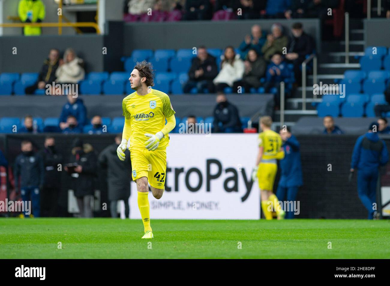 BURNLEY, GROSSBRITANNIEN. JAN 8th Ryan Schofield aus Huddersfield Town wird am Samstag, dem 8th. Januar 2022, beim FA Cup-Spiel zwischen Burnley und Huddersfield Town in Turf Moor, Burnley, durch Nicholk Bilokapic aus Huddersfield Town aus der Verletzungsgefahr abgelöst. (Kredit: Pat Scaasi | MI Nachrichten) Kredit: MI Nachrichten & Sport /Alamy Live Nachrichten Stockfoto