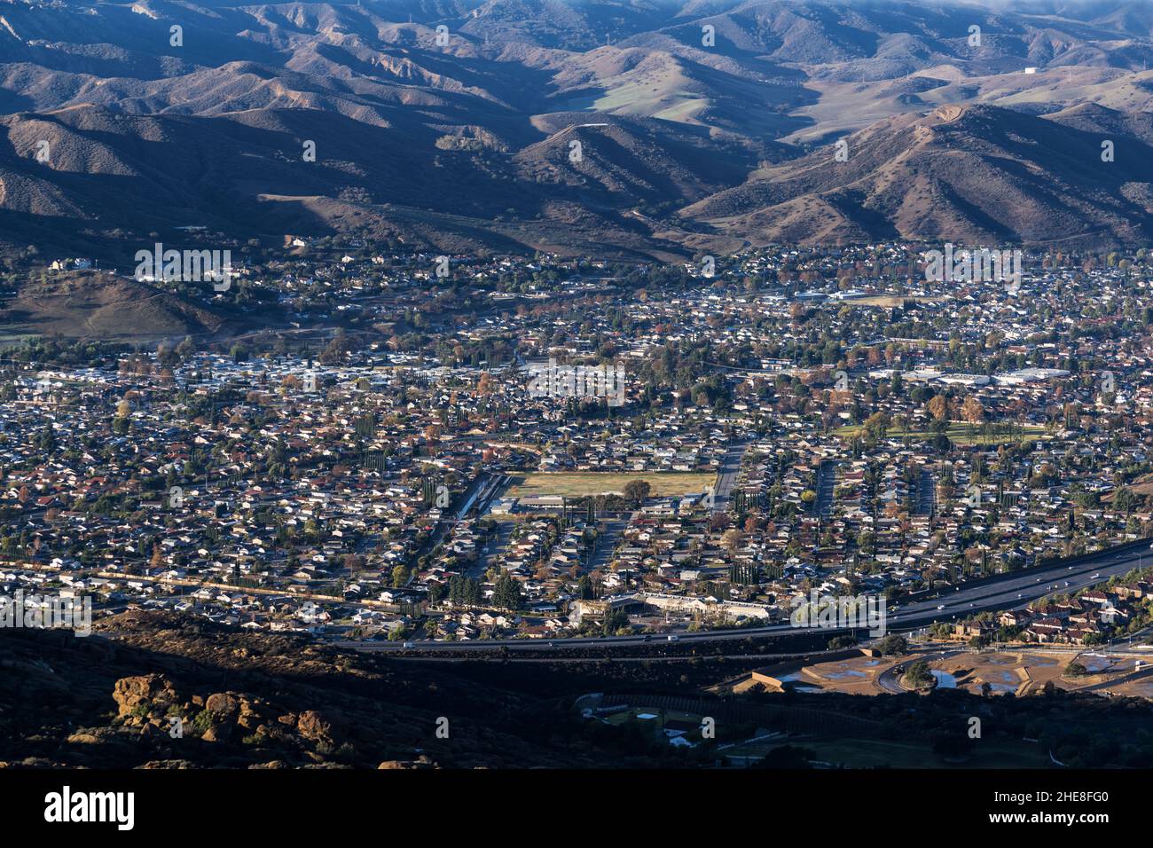 Blick auf die Berge des vorstädtischen Simi Valley in Ventura County, Kalifornien. Stockfoto