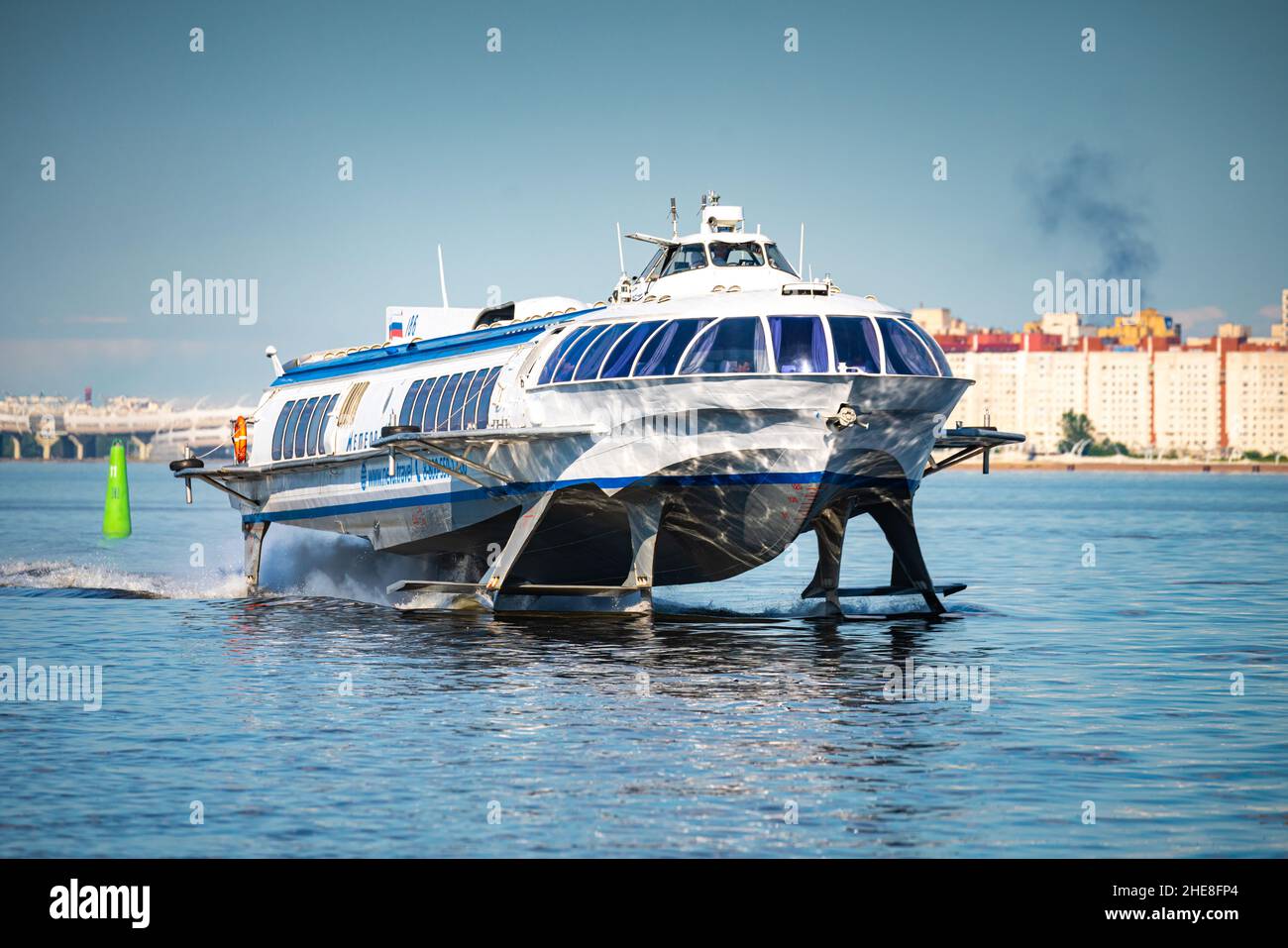SANKT PETERSBURG, RUSSLAND - 14. JUNI 2018: Ein Tragflügelboot «Meteor» schwebt über dem Wasser in Richtung Peterhof-Palast Stockfoto