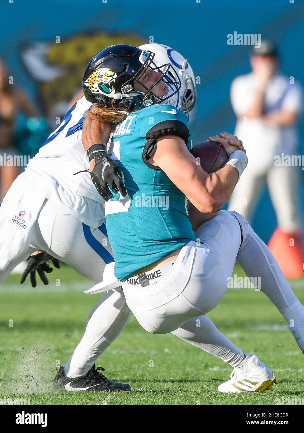 9. Januar 2022 - Jacksonville, FL, USA: Jacksonville Jaguars Quarterback Trevor Lawrence (16) läuft mit dem Ball für einen ersten Down während des 2nd Halb-NFL-Fußballspiels zwischen den Indianapolis Colts und den Jacksonville Jaguars. Jaguars besiegte die Colts 26-11 auf dem TIAA Bank Field in Jacksonville, FL. Romeo T Guzman/CSM/Sipa USA.(Bild der Bildquelle: © Romeo Guzman/CSM/Sipa USA) Stockfoto