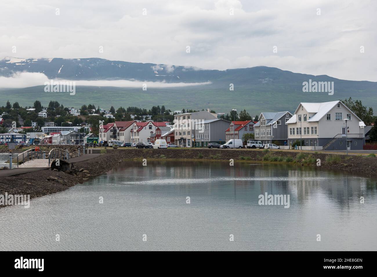 Stadt Akureyri in Nordisland an einem Sommertag Stockfoto