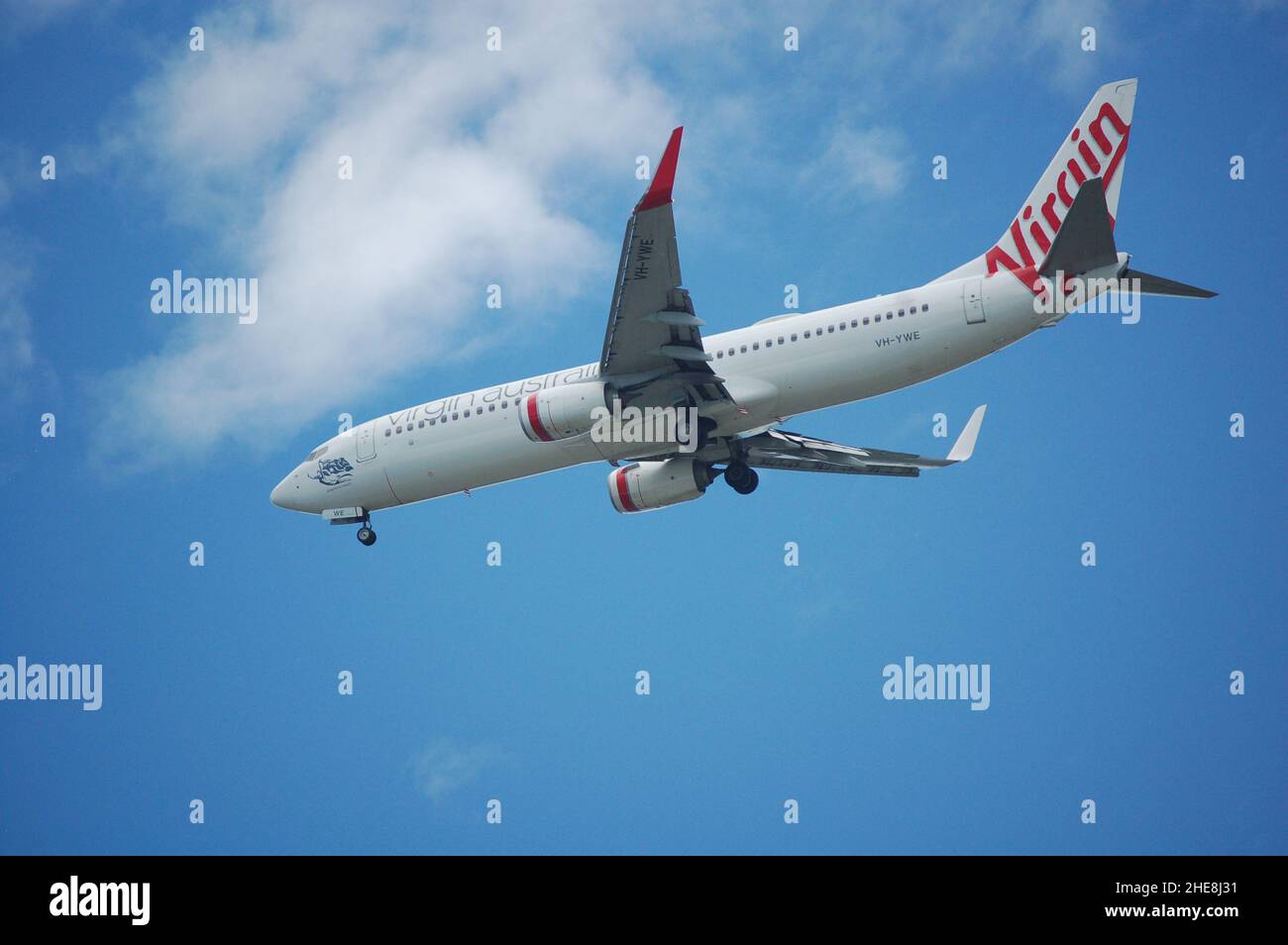 Plane Spotting - Currumbin Alley (Gold Coast, Australien) - kommerzielle Flugzeuge landen mit geöffnetem Landegestell - Gold Coast Airport Approach, Australien Stockfoto