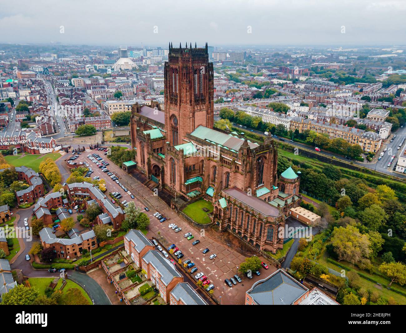 Luftaufnahme der Liverpool Cathedral, umgeben vom Stadtbild in England Stockfoto