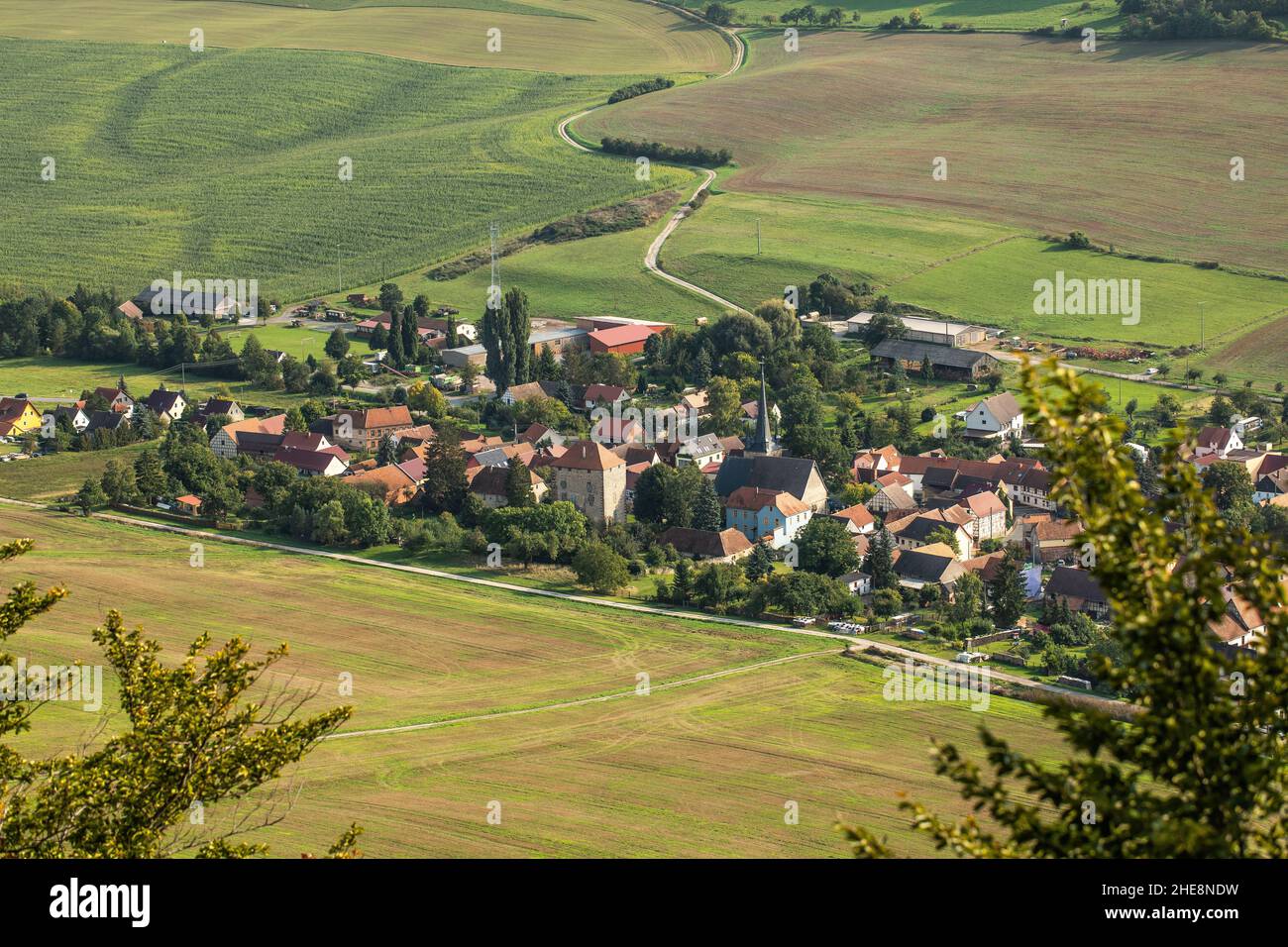 Teilansicht Des Dorfes Reinstädt Im Saale-Holzland-Kreis Mit Teleobjektiv, Thüringen, Deutschland, Europa Stockfoto