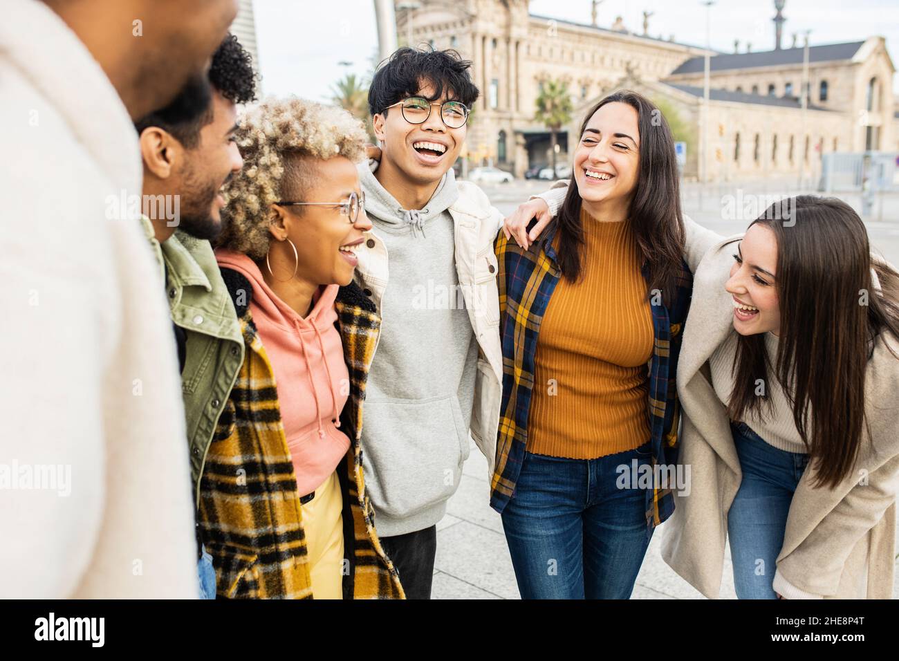 Gruppe von multiethnischen jungen Menschen, die Spaß im Freien haben Stockfoto