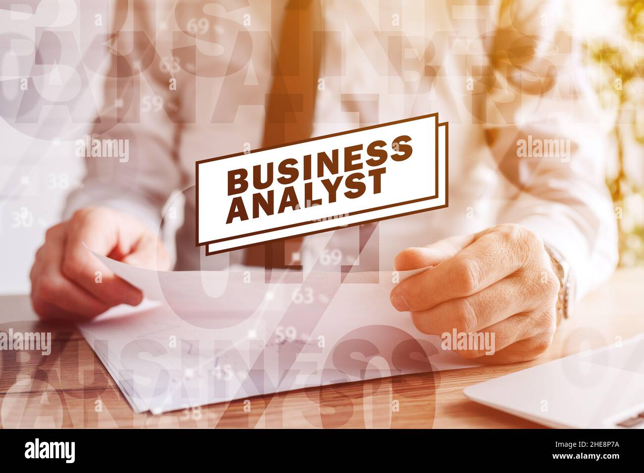 Business Analyst, Geschäftsmann, der Unternehmensberichte analysiert, digital verbessertes Image mit selektivem Fokus Stockfoto