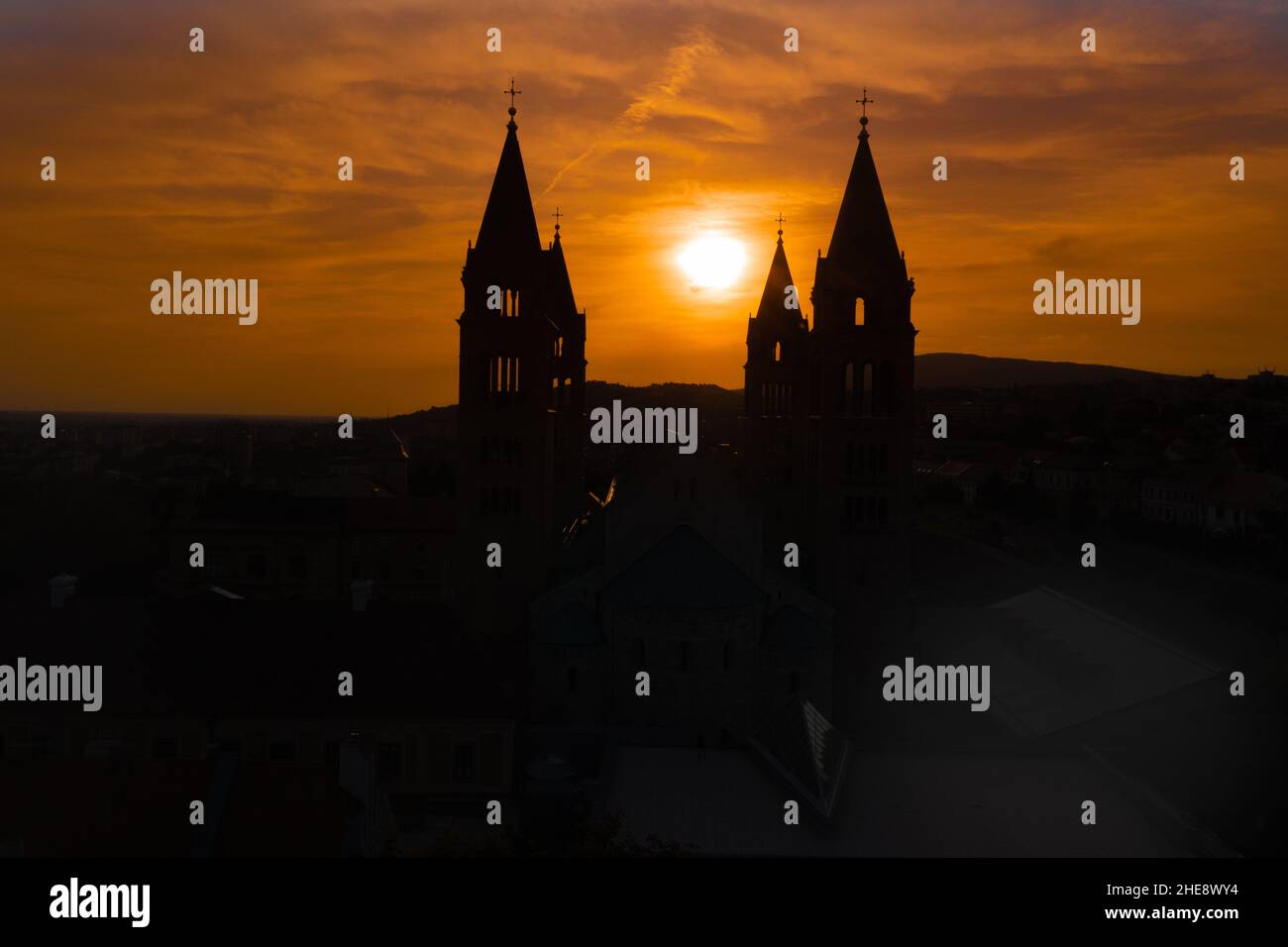 Silhouette von STS. Peter und Paul's Cathedral Basilica, auch Pécs Kathedrale genannt, ist ein religiöses Gebäude der katholischen Kirche, die als dient Stockfoto