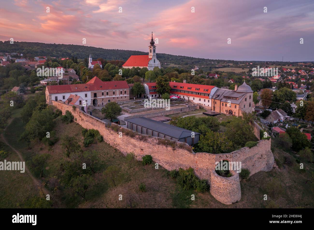 Luftaufnahme der befestigten Kirche und Burg von Pecsvarad mit Turm und Tor auf einem Hügel im Bezirk Baranya in Ungarn Stockfoto