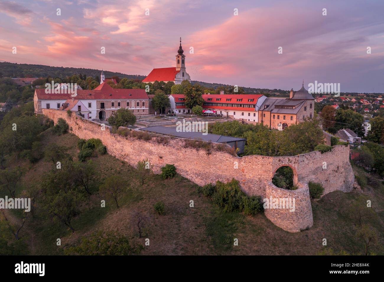 Luftaufnahme der befestigten Kirche und Burg von Pecsvarad mit Turm und Tor auf einem Hügel im Bezirk Baranya in Ungarn Stockfoto